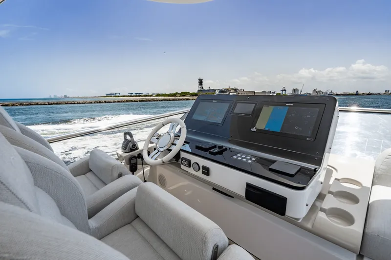 Slide: The Image of Azimut 60 FLY 2024 - 65