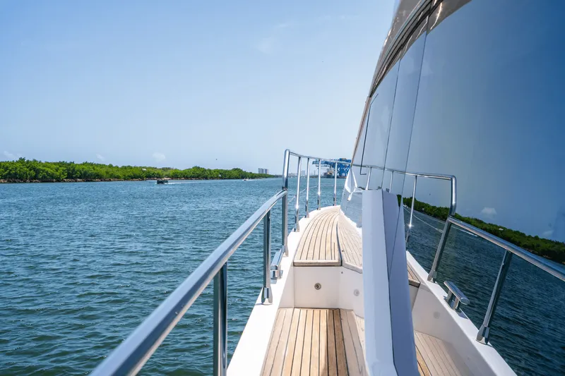 Slide: The Image of Azimut 60 FLY 2024 - 76