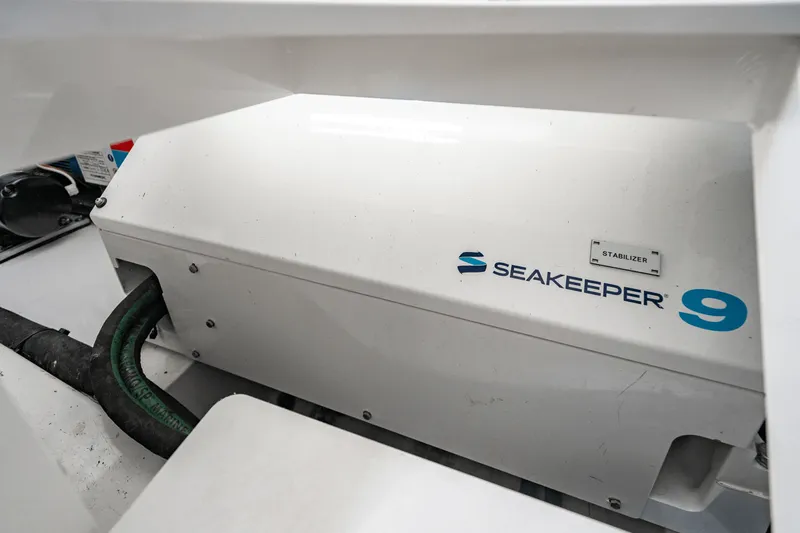 Slide: The Image of Azimut 60 FLY 2024 - 83