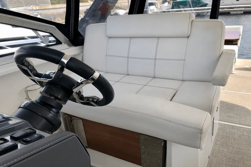 Slide: The Image of Cruisers Yachts 39 EC 2017 - 18