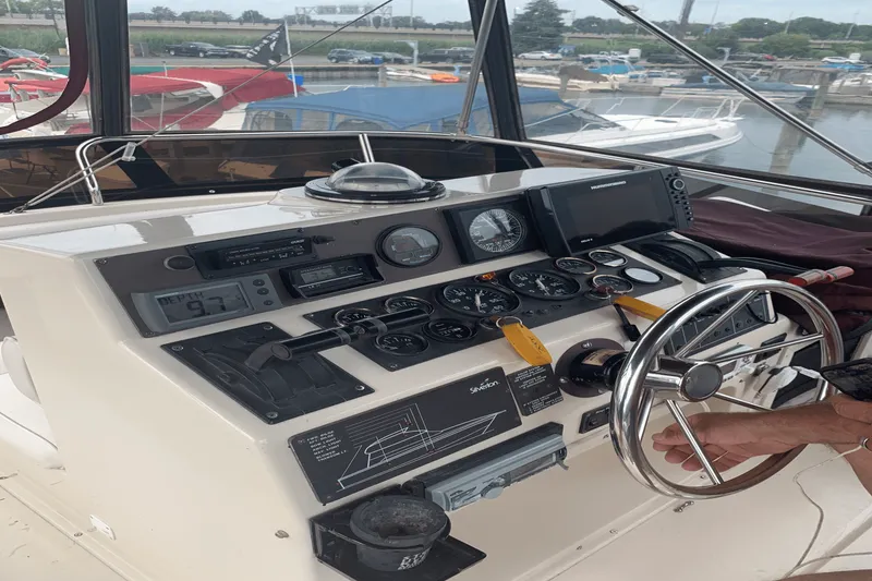 Slide: The Image of Silverton 36 FLYBRIDGE 1990 - 3