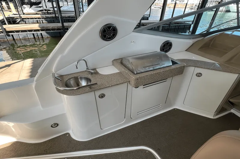 Slide: The Image of Sea Ray 330 SUNDANCER 2016 - 27