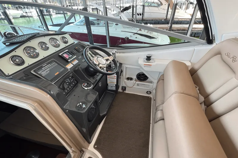 Slide: The Image of Sea Ray 330 SUNDANCER 2016 - 28