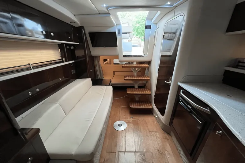 Slide: The Image of Sea Ray 330 SUNDANCER 2016 - 32