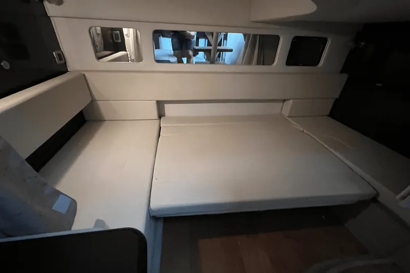 Slide: The Image of Sea Ray 330 SUNDANCER 2016 - 37