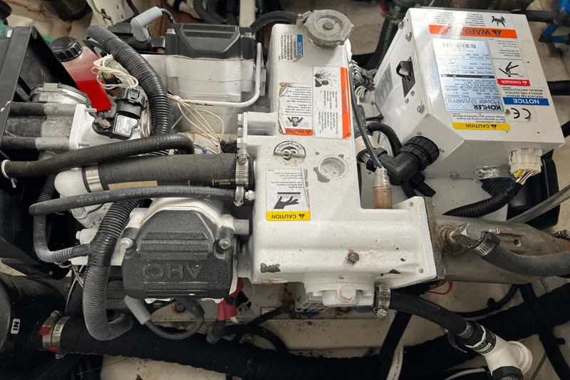 Slide: The Image of Sea Ray 330 SUNDANCER 2016 - 40