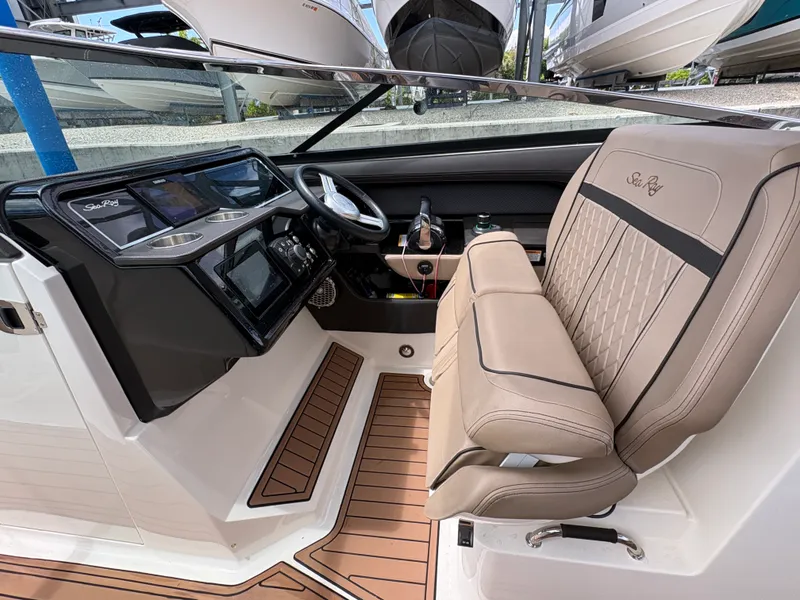Slide: The Image of Sea Ray 310 SLX OB 2018 - 20