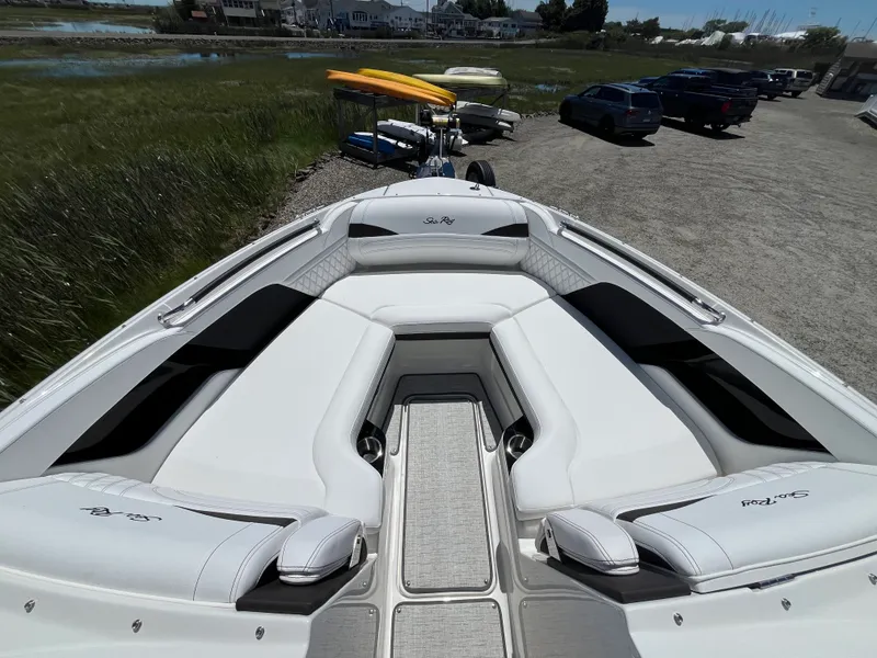 Slide: The Image of Sea Ray SLX 260 Outboard 2026 - 19