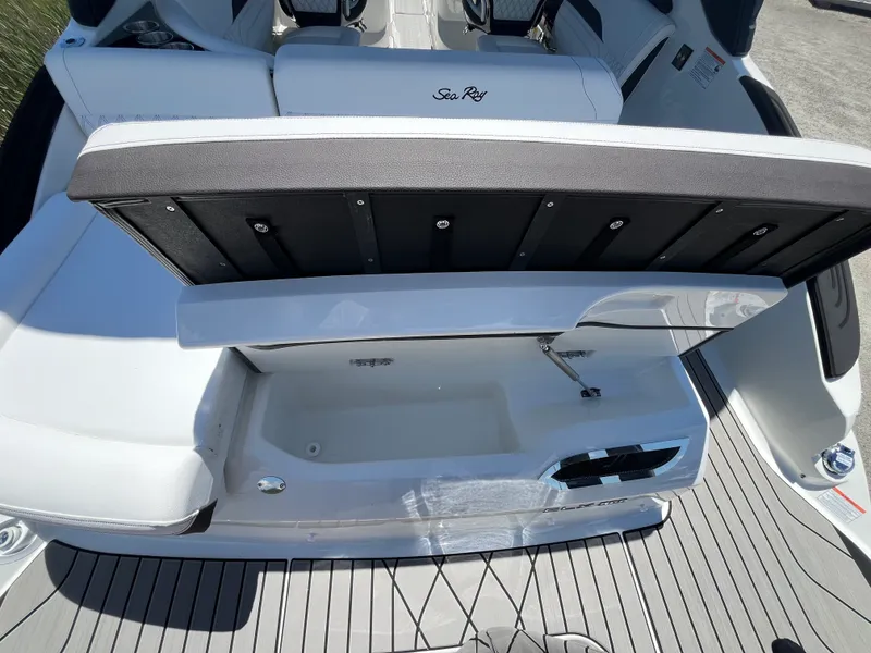 Slide: The Image of Sea Ray SLX 260 Outboard 2026 - 4