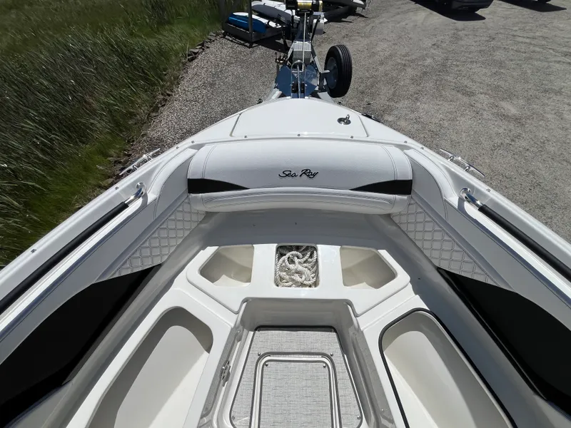 Slide: The Image of Sea Ray SLX 260 Outboard 2026 - 22