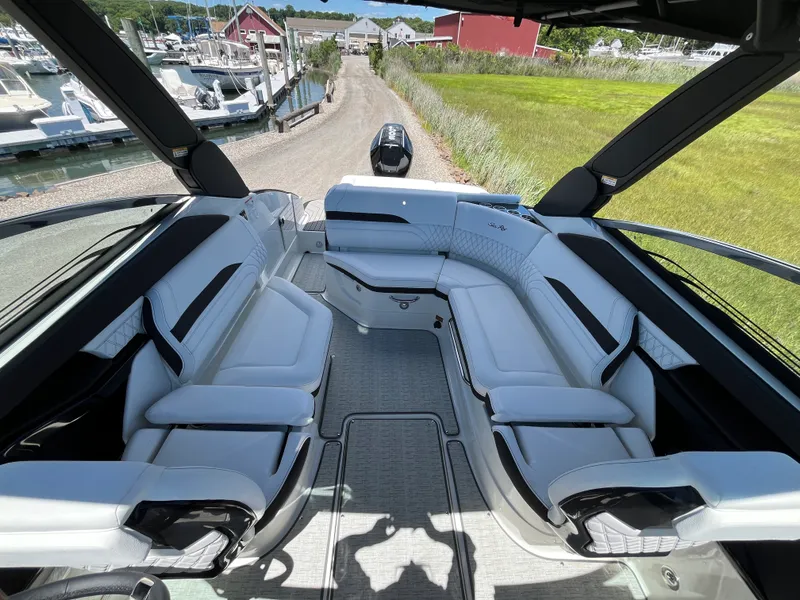Slide: The Image of Sea Ray SLX 260 Outboard 2026 - 12