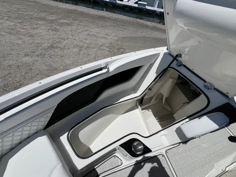 Slide: The Image of Sea Ray SLX 260 Outboard 2026 - 21