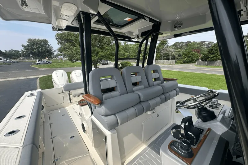 Slide: The Image of Boston Whaler 360 Outrage 2025 - 30