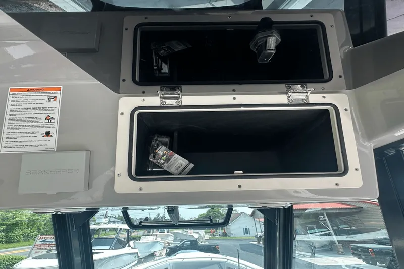 Slide: The Image of Boston Whaler 360 Outrage 2025 - 36