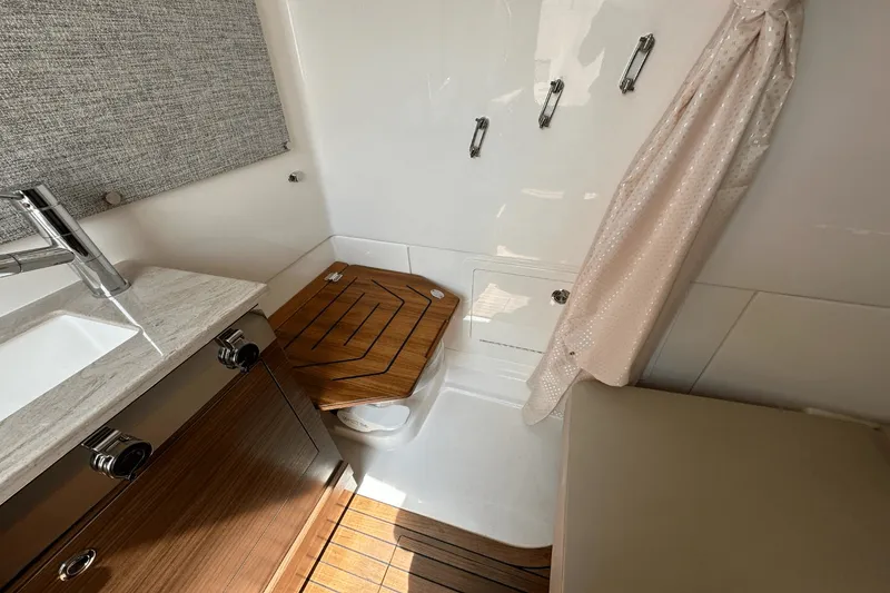 Slide: The Image of Boston Whaler 360 Outrage 2025 - 40