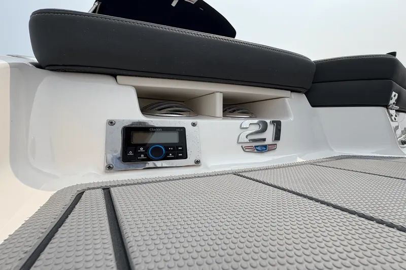 Slide: The Image of Chaparral 21 SSI OUTBOARD 2023 - 4