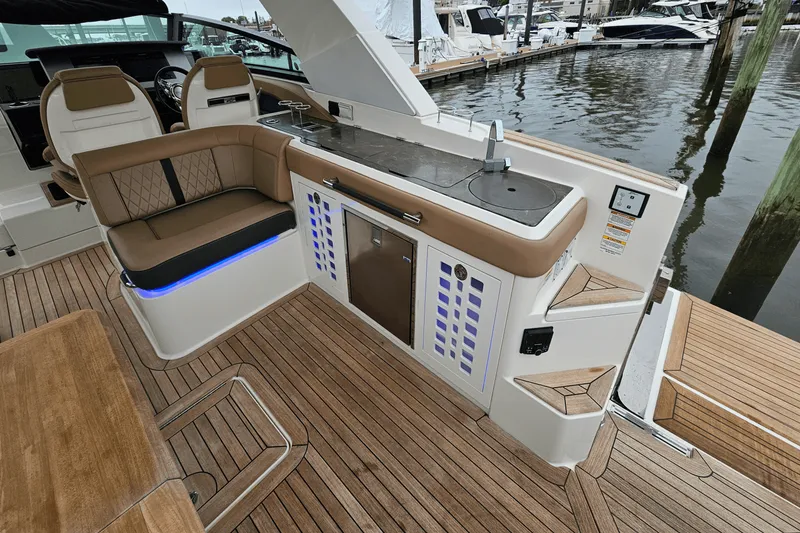 Slide: The Image of Sea Ray 400 SLX 2018 - 12