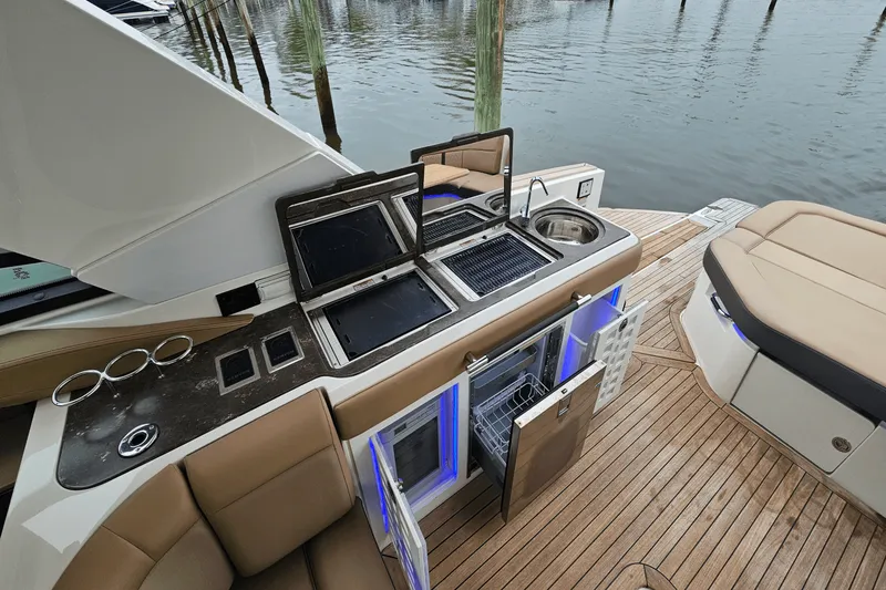 Slide: The Image of Sea Ray 400 SLX 2018 - 13