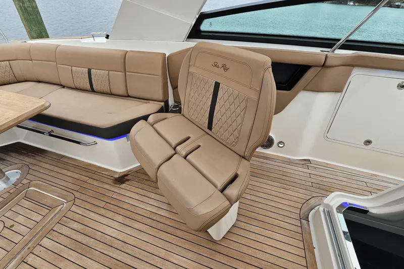 Slide: The Image of Sea Ray 400 SLX 2018 - 16