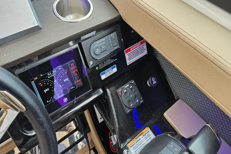 Slide: The Image of Sea Ray 400 SLX 2018 - 21