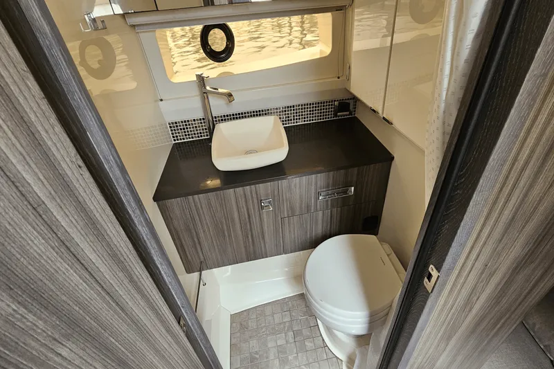 Slide: The Image of Sea Ray 400 SLX 2018 - 27