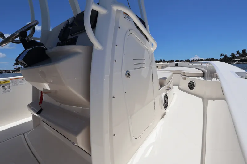 Slide: The Image of Boston Whaler 250 Dauntless 2025 - 32