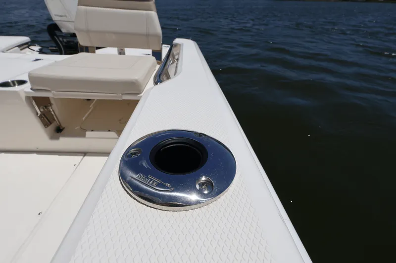 Slide: The Image of Boston Whaler 250 Dauntless 2025 - 36