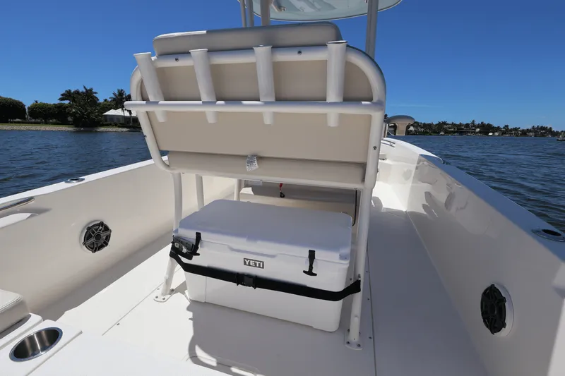 Slide: The Image of Boston Whaler 250 Dauntless 2025 - 43