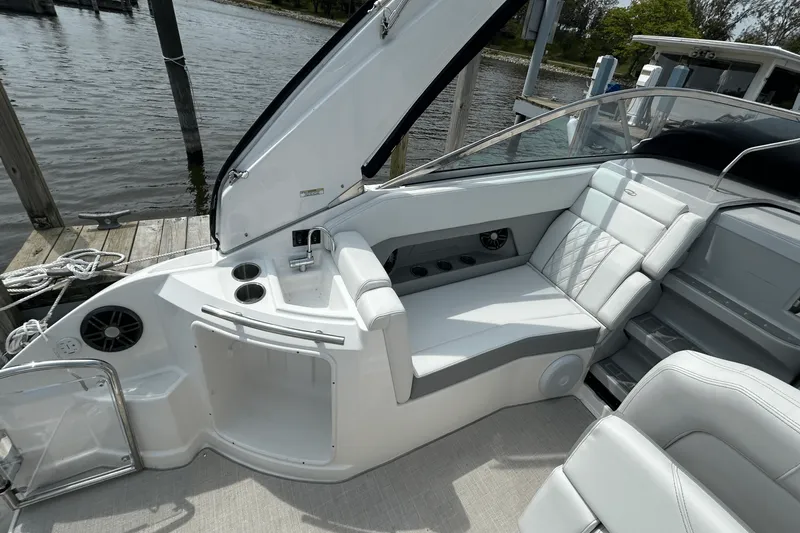 Slide: The Image of Regal 280 EXPRESS 2024 - 10