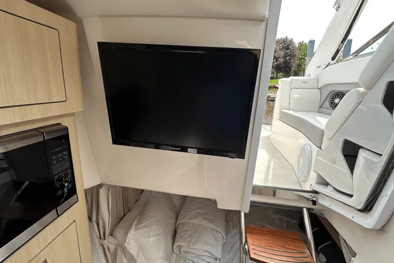 Slide: The Image of Regal 280 EXPRESS 2024 - 16