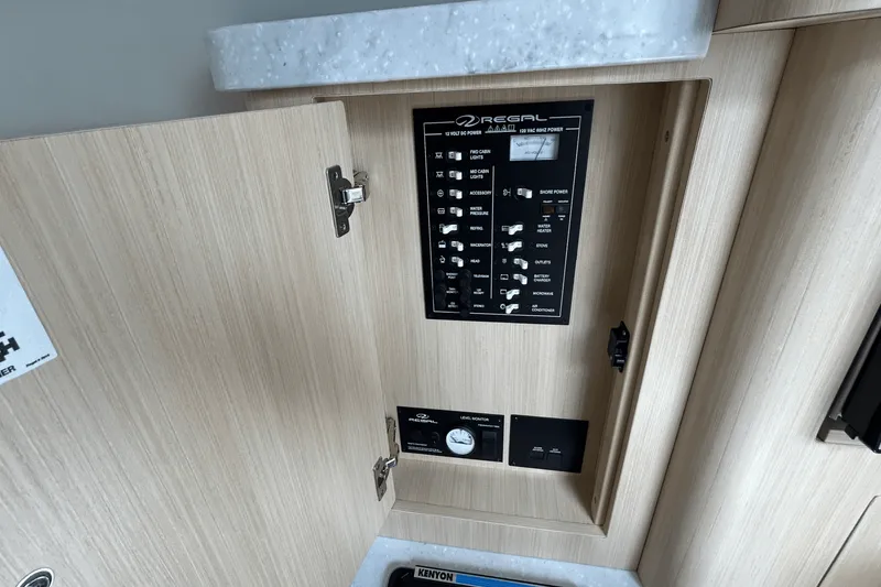 Slide: The Image of Regal 280 EXPRESS 2024 - 17