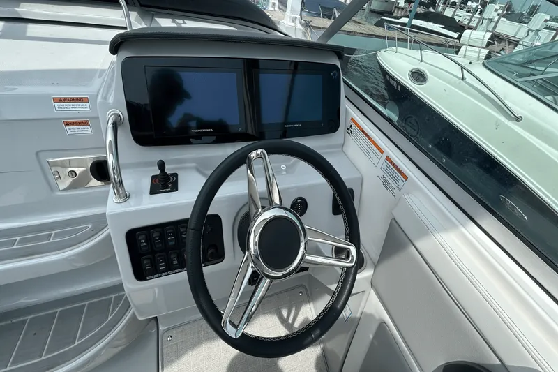 Slide: The Image of Regal 280 EXPRESS 2024 - 18