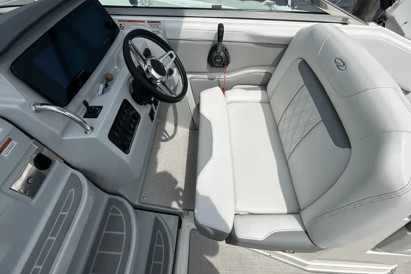 Slide: The Image of Regal 280 EXPRESS 2024 - 21