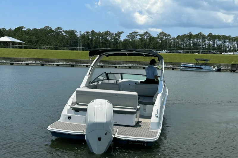 Slide: The Image of Sea Ray 250 SDX-OB 2023 - 11