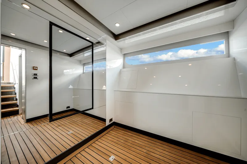 Slide: The Image of Ocean Alexander 35R 2025 - 10