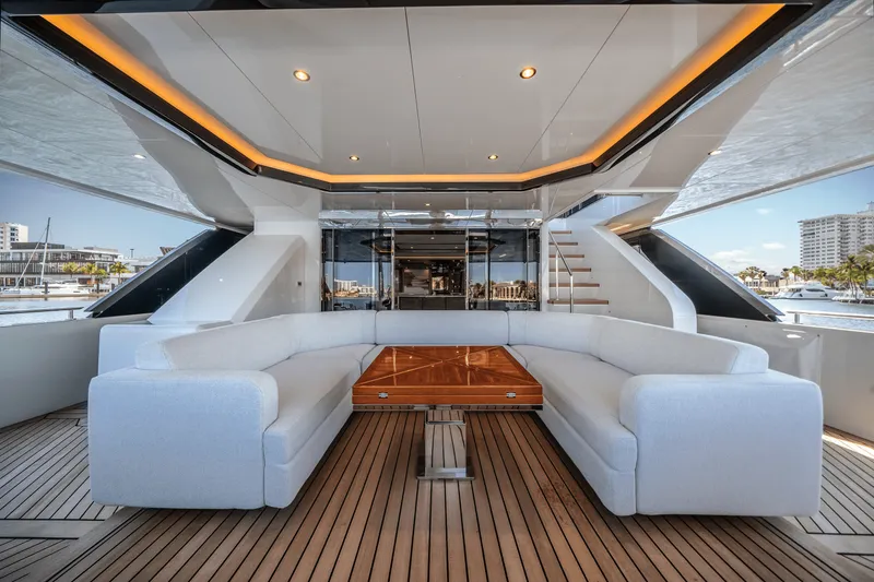 Slide: The Image of Ocean Alexander 35R 2025 - 11