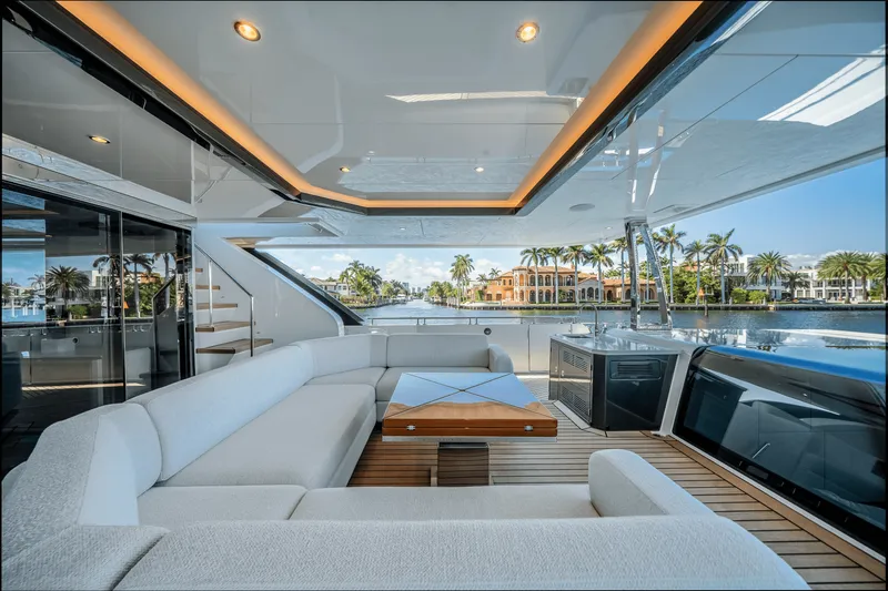 Slide: The Image of Ocean Alexander 35R 2025 - 12