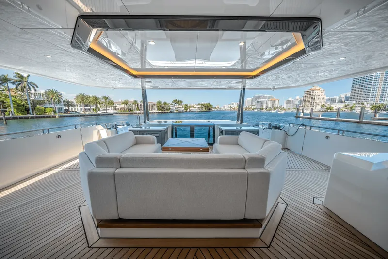 Slide: The Image of Ocean Alexander 35R 2025 - 13