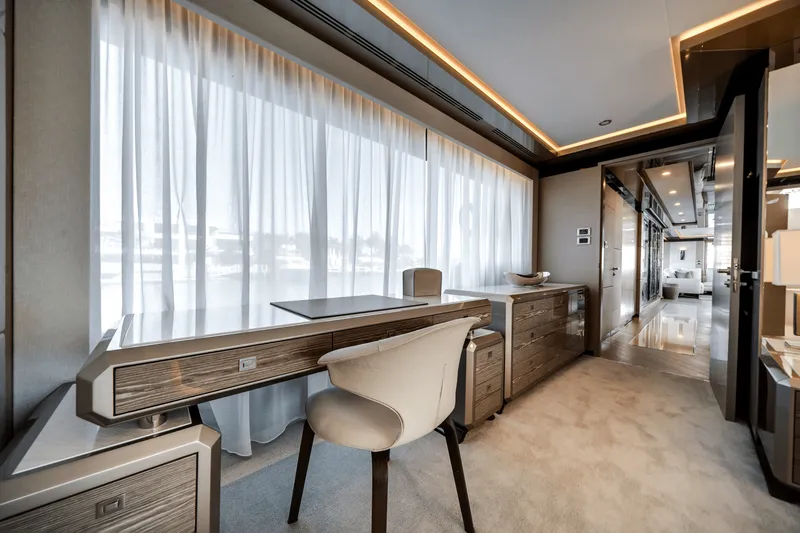 Slide: The Image of Ocean Alexander 35R 2025 - 25