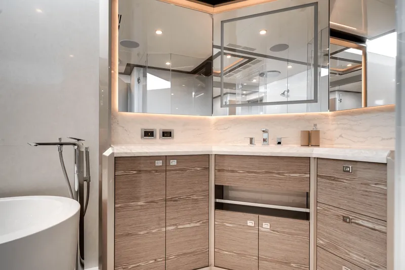 Slide: The Image of Ocean Alexander 35R 2025 - 30