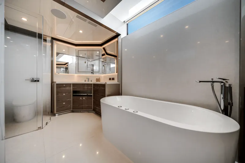 Slide: The Image of Ocean Alexander 35R 2025 - 31