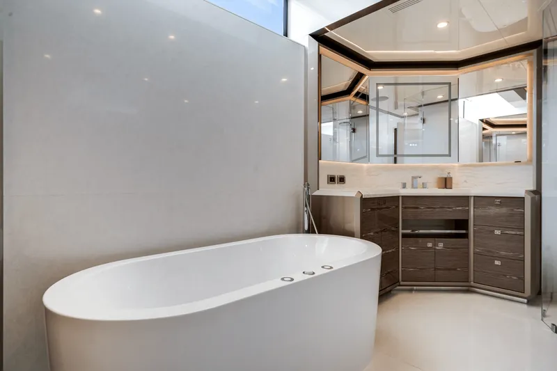 Slide: The Image of Ocean Alexander 35R 2025 - 32