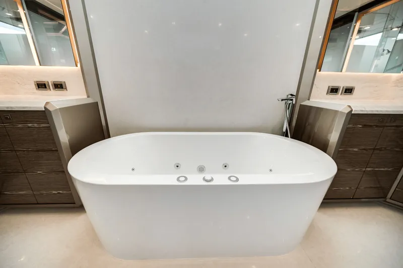 Slide: The Image of Ocean Alexander 35R 2025 - 34