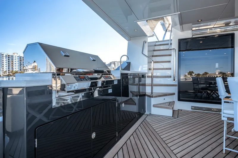 Slide: The Image of Ocean Alexander 35R 2025 - 46