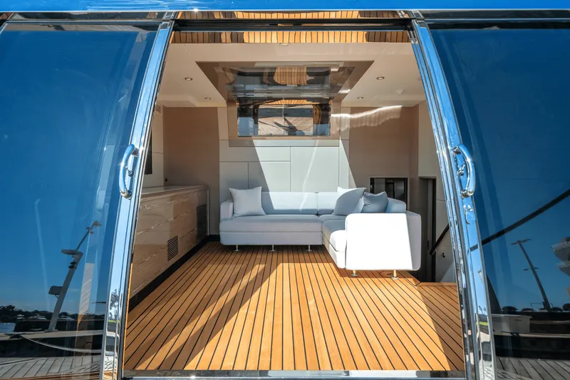 Slide: The Image of Ocean Alexander 35R 2025 - 5