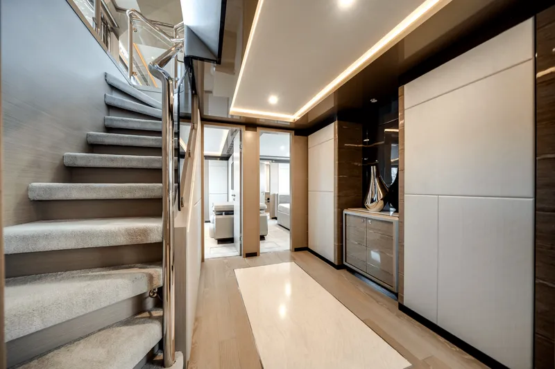 Slide: The Image of Ocean Alexander 35R 2025 - 58