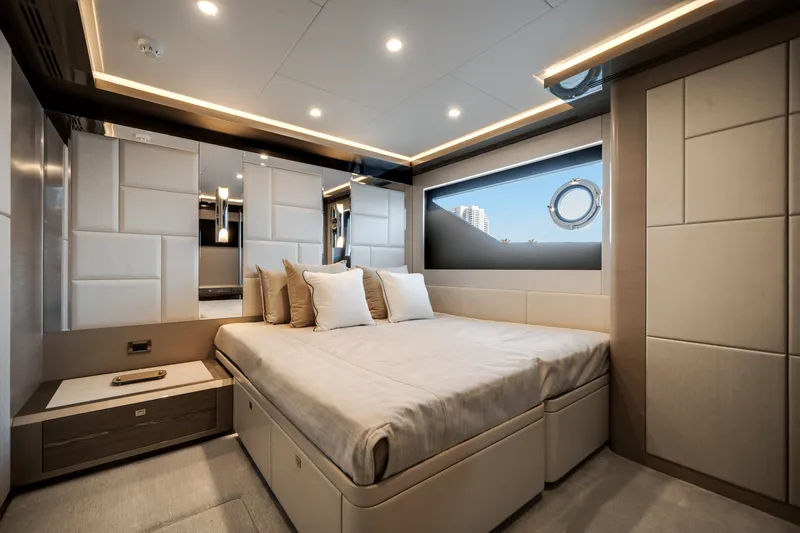 Slide: The Image of Ocean Alexander 35R 2025 - 67