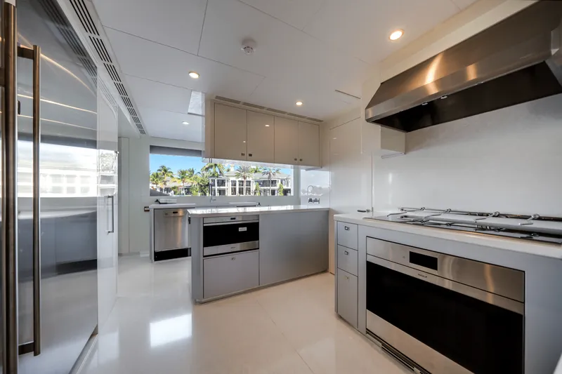 Slide: The Image of Ocean Alexander 35R 2025 - 70