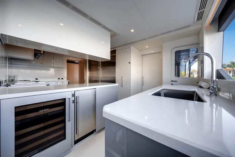 Slide: The Image of Ocean Alexander 35R 2025 - 72