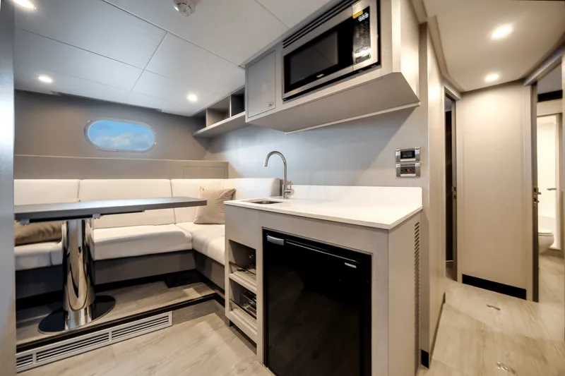 Slide: The Image of Ocean Alexander 35R 2025 - 75